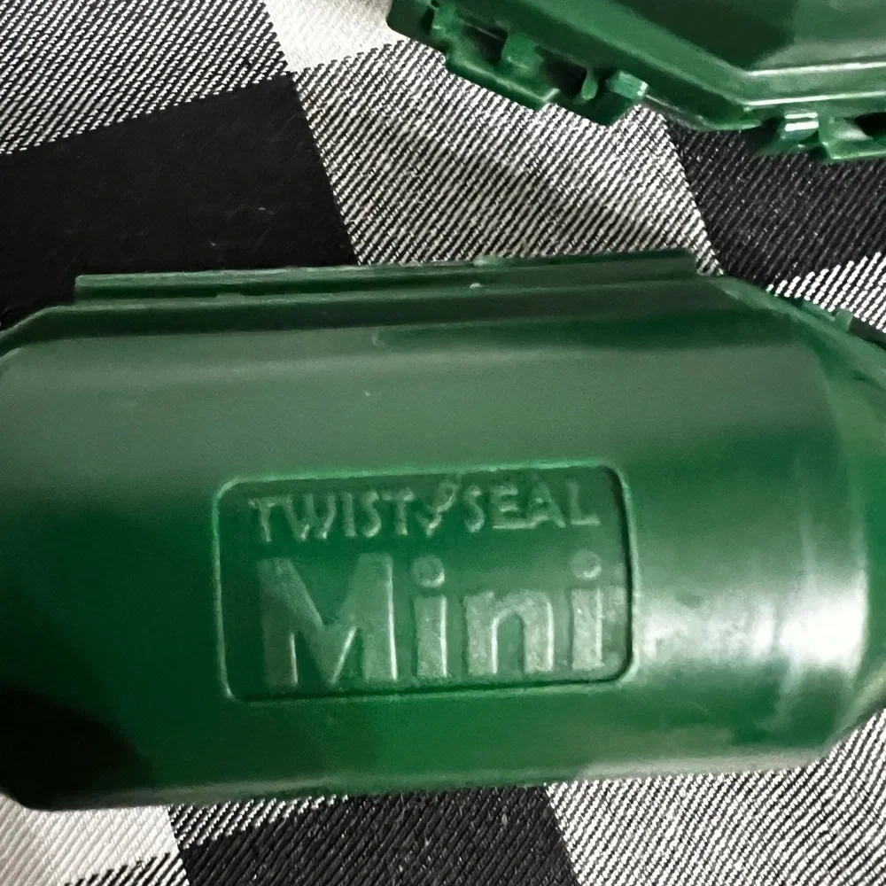 NWT-🎄Twist & Seal Holiday Light Cord Protector